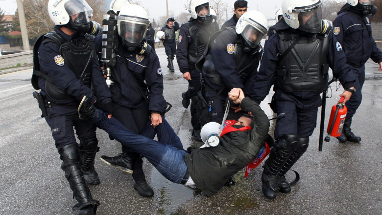 Peste 100 de profesori au fost arestati in Turcia Imagine