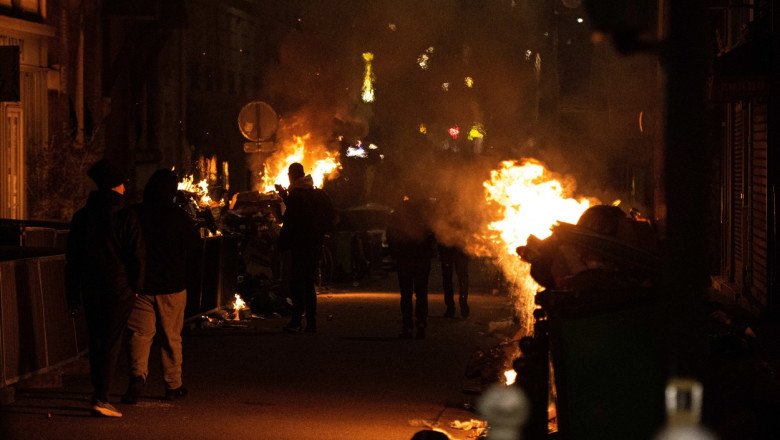 Peste 100 de protestatari au fost retinuti la Paris. Oamenii au incendiat pubele dupa ce guvernul a supravietuit motiunilor de cenzura Imagine