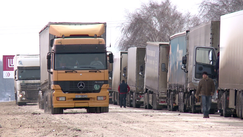 Peste 100 de tiruri, blocate in Vama Albita Imagine
