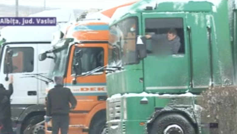Peste 100 de tiruri si autoturisme sunt blocate in Vama Albita Imagine