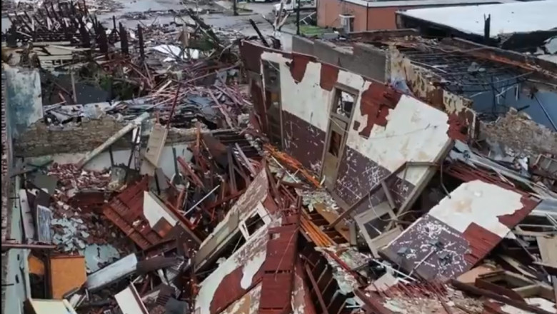 Peste 100 de tornade au devastat centrul Statelor Unite in ultimele trei zile. Cinci morti si zeci de raniti Imagine