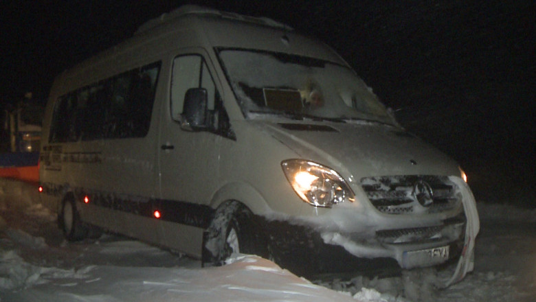 Peste 12 ore au fost prizonierii zapezii. 80 de oameni au ramas blocati pe drumul care leaga Constanta de Tulcea Imagine