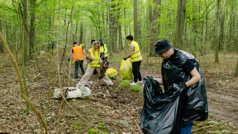 Peste 15 tone de deseuri colectate in cadrul campaniei de ecologizare a BAT Romania in padurea Plopeni, judetul Prahova Imagine