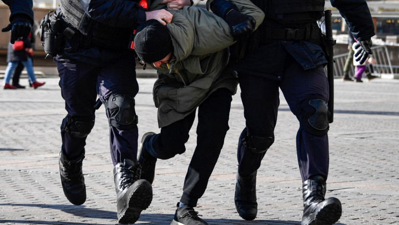Peste 16.000 de rusi au fost incarcerati de regimul Putin pentru ca au protestat impotriva razboiului din Ucraina Imagine