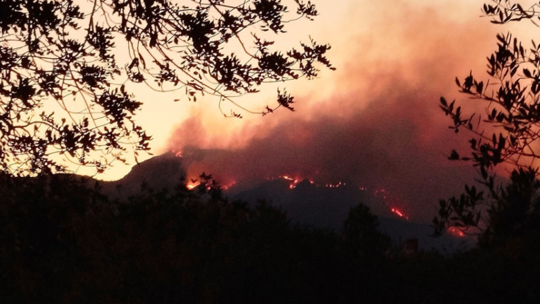 Peste 18.000 de persoane sunt izolate din cauza unui incendiu de vegetatie care face ravagii in Catalonia Imagine