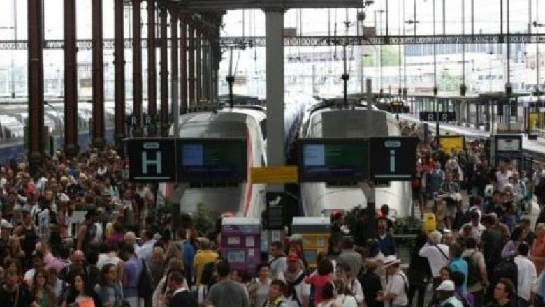 Peste 2.000 de persoane au ramas blocate o noapte intreaga in doua trenuri pe ruta Paris-Nisa Imagine