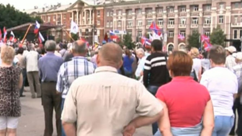 Peste 2.000 de simpatizanti ai rebelilor au manifestat in Piata Lenin. Soldatii ucraineni inainteaza spre Donetk Imagine