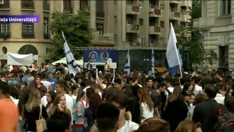 Peste 20.000 de elevi au defilat prin centrul Capitalei Imagine