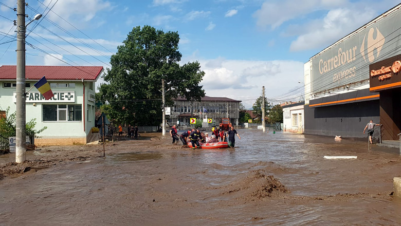 Peste 25.000 de case din Galati au ramas fara curent electric in urma inundatiilor Imagine