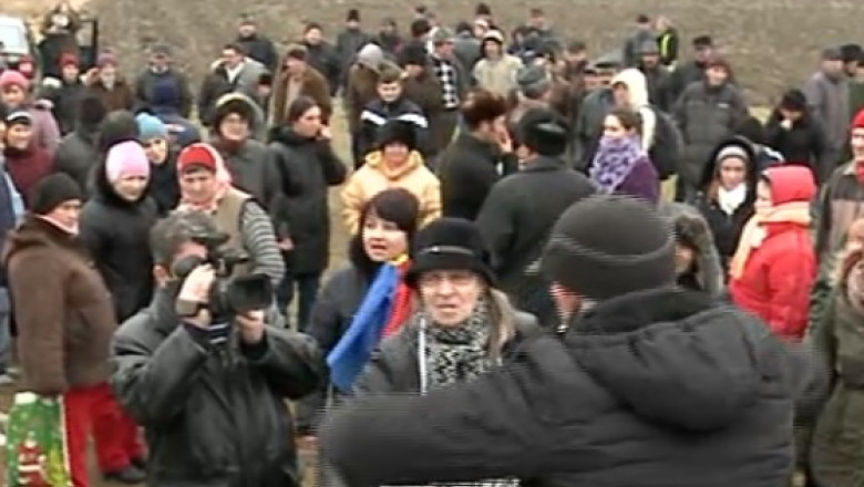 Peste 250 de oameni au participat la Pungesti la primul protest autorizat impotriva gazelor de sist Imagine