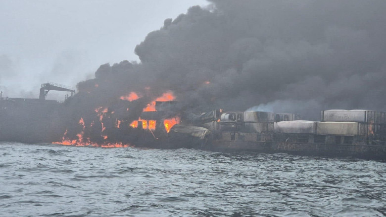Peste 30 de raniti dupa ce un petrolier s-a ciocnit cu o nava cargo, in largul Angliei. Incendiu puternic in urma impactului Imagine
