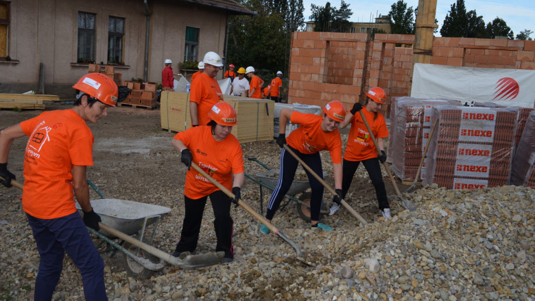 Peste 300 de voluntari vor ajuta la construirea locuintei unei colege Imagine