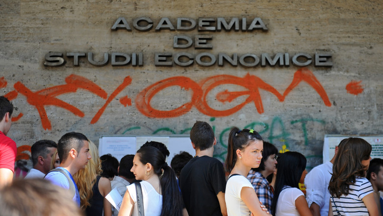 Peste 4.000 de candidati si-au depus dosarele la ASE in doar o zi si jumatate Imagine