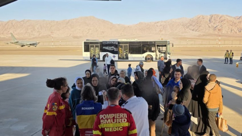 Peste 40 de cetateni din Fasia Gaza, adusi in Romania cu o aeronava Hercules Imagine