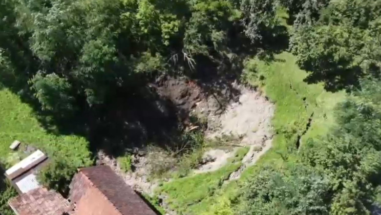 Peste 50 de oameni au fost nevoiti sa-si paraseasca locuintele dupa ce o fosta mina de sare s-a prabusit in Maramures Imagine