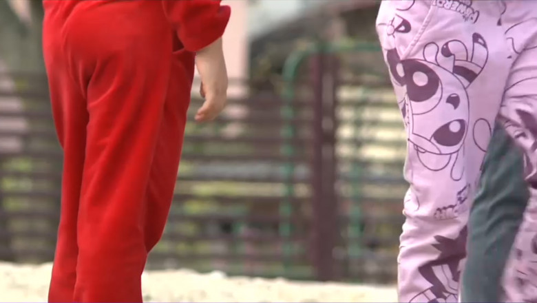 Peste 50% dintre copiii care au parinti plecati in strainatate nu ii vor revedea in aceasta vara Imagine