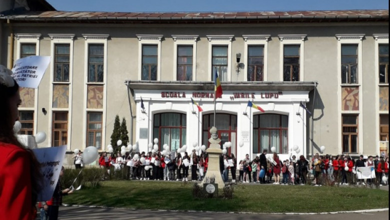 Peste 500 de elevi, parinti si dascali au protestat, in strada, la Iasi. "Vrem educatie, nu improvizatie!" Imagine