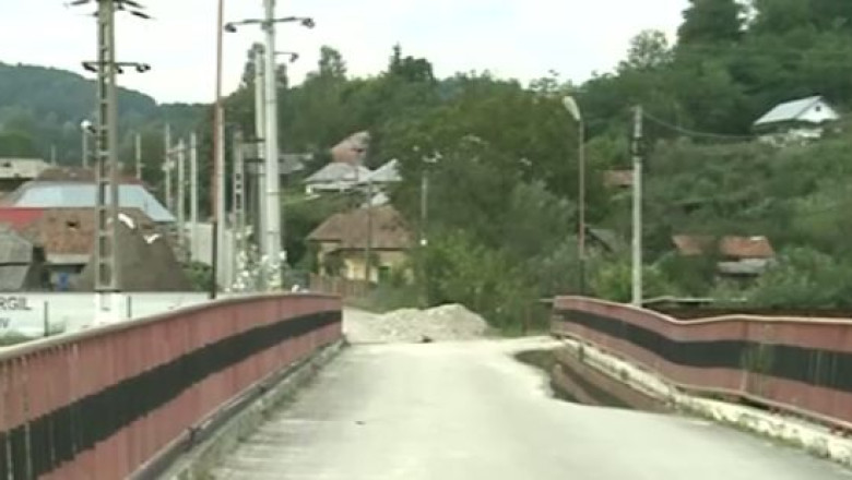 Peste 500 de familii sunt izolate de trei zile, in judetul Valcea. Podul peste paraul Otasau, rupt de o viitura Imagine
