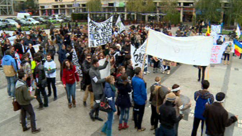 Peste 500 de studenti au protestat in Piata Unirii fata de slaba finantare a invatamantului din Romania Imagine