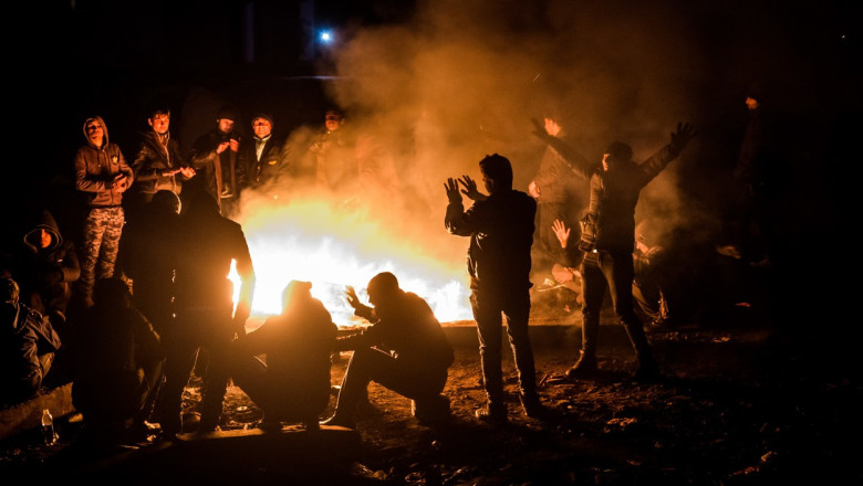 Peste 600 de migranti au fost retinuti in Serbia langa frontiera cu Ungaria, dupa incidente cu focuri de arma Imagine
