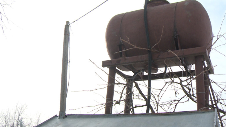 Peste 80% din judetul Ialomita nu are canalizare. Oamenii arunca apa murdara in haznaua din curte sau pe drum Imagine