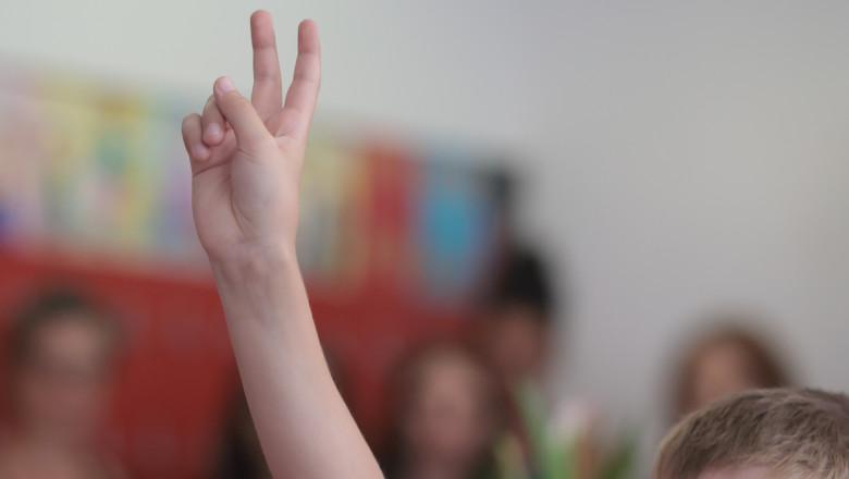 Peste 82% dintre romani cred ca ar trebui crescute cheltuielile in educatie. In ce alte domenii trebuie sa investeasca statul (sondaj) Imagine