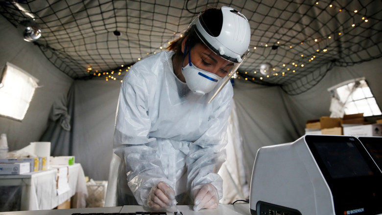 Peste jumatate dintre pasagerii unor zboruri din China au fost testati pozitiv pentru COVID-19 cand au ajuns in Italia Imagine