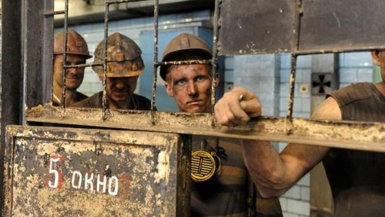 Peste o suta de mineri, blocati in subteran la Donetk Imagine