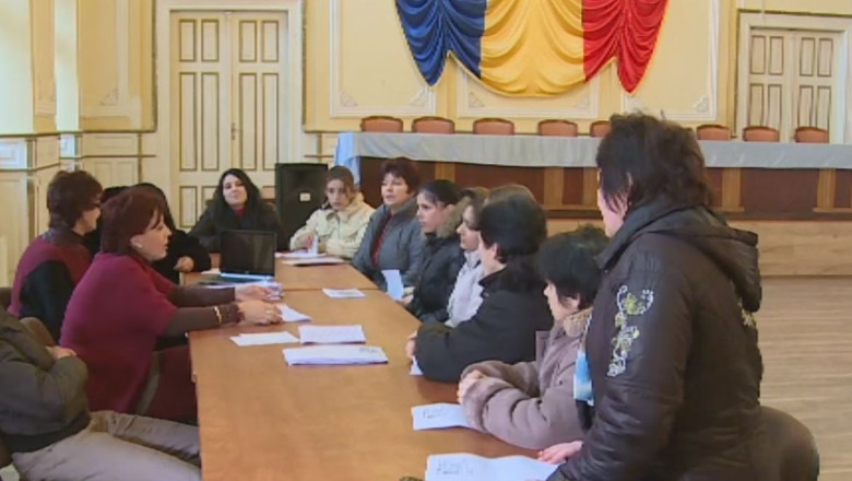 Peste o suta de muncitoare din zona Dej vor sa stranga capsuni in Spania Imagine