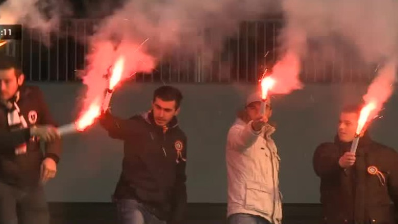 Petardele si fumigenele au inchis peluza Universitatii Imagine