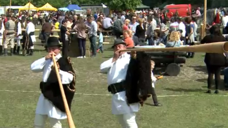 Petrecere campeneasca in Bucovina. 10.000 de oameni au sarbatorit urcatul oilor la munte Imagine