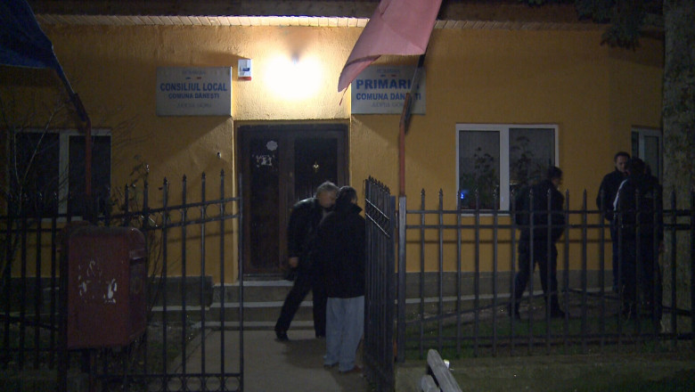 Petrecere in sediul Primariei Danesti, Gorj. Angajatii au facut chef in sala de sedinte Imagine