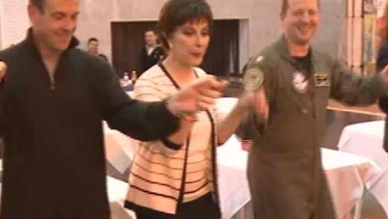 Petrecere in stil romanesc pentru soldatii americani de pe nava Mount Whitney Imagine