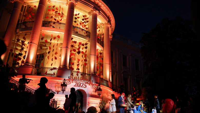 Petrecerea de Halloween la Casa Alba. Unii invitati au venit deghizati in Donald si Melania Trump Imagine