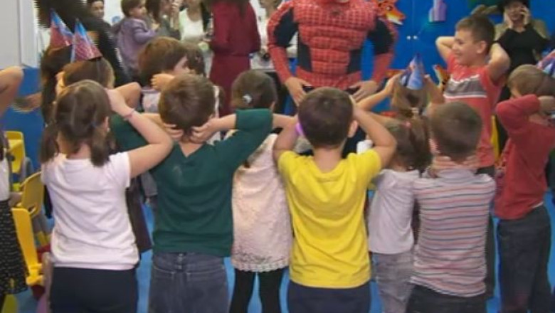 Petreceri pentru copii: animatori, facepainting, fantani de ciocolata si baloane cu heliu Imagine