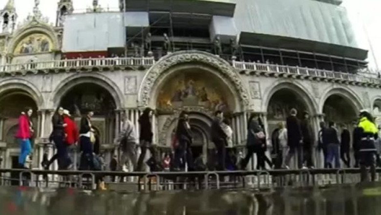 Piata San Marco, din nou sub ape. Valurile mari au inundat celebra piata din Venetia Imagine