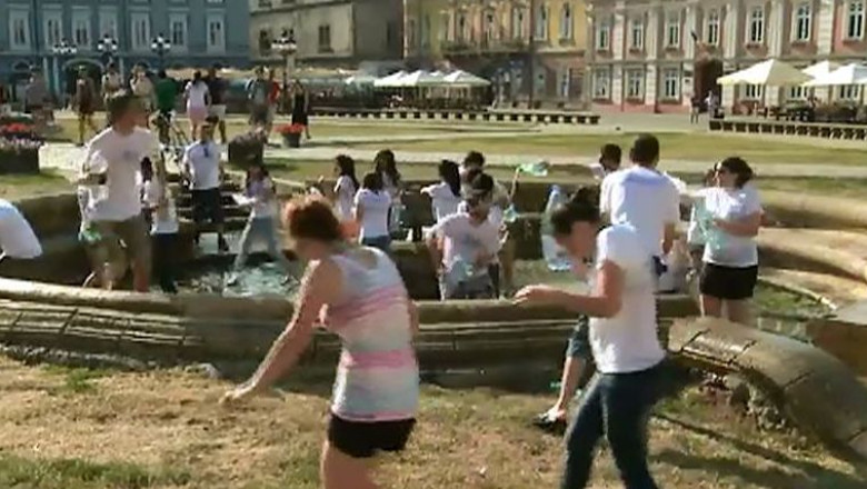 Piata Unirii din Timisoara, "front" pentru o bataie cu apa Imagine