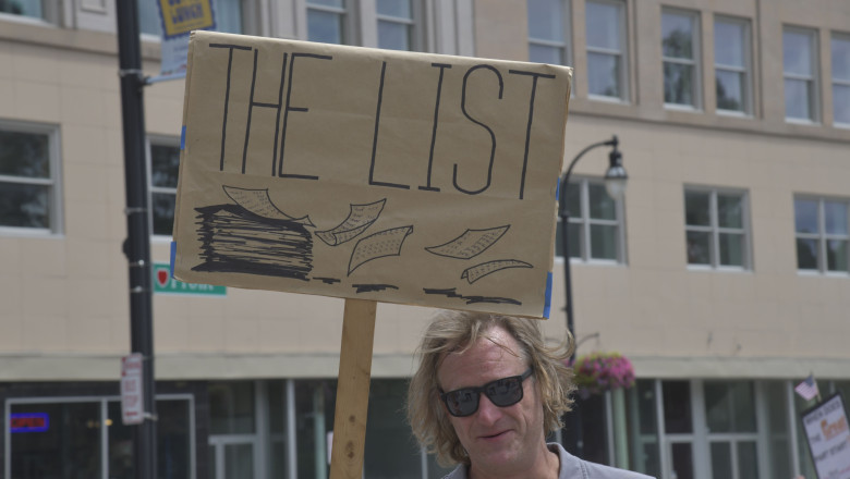 Piatra de moara care-l scufunda pe Donald Trump. Adeptii MAGA nu inceteaza sa vorbeasca despre dosarul Epstein si revolta creste Imagine