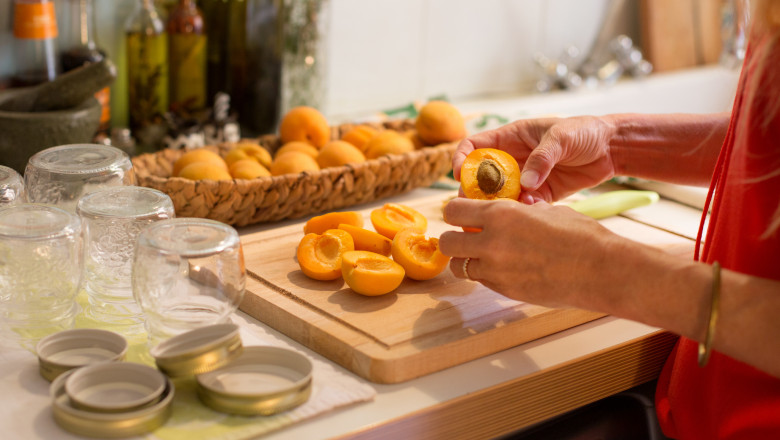 Pietele din tara sunt pline cu fructe din import, dupa ce seceta a afectat recolta autohtona. Cu cat se vand acum caisele si piersicile Imagine