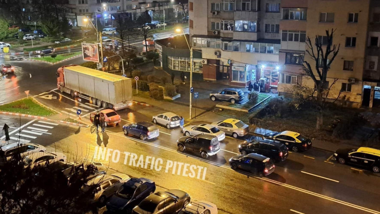 Pieton omorat de un TIR pe o strada din Pitesti. Victima a ramas blocata sub vehicul Imagine