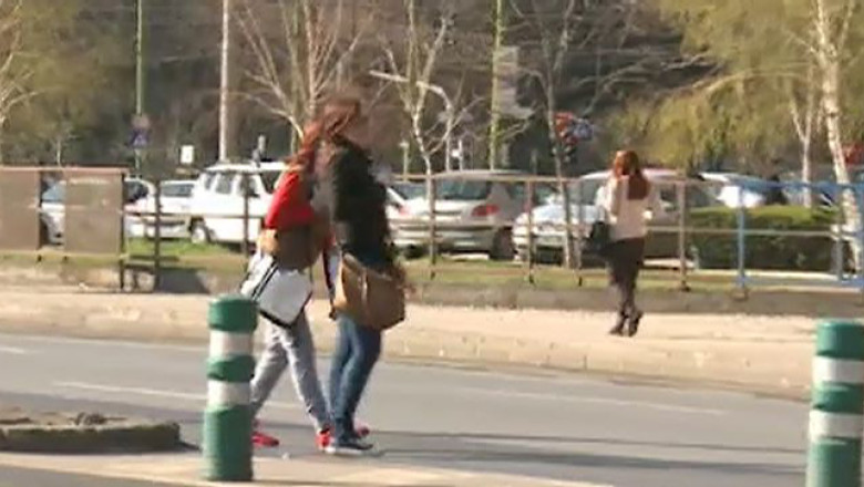 Pietoni, pe langa zebre: ”M-am grabit, e mai aproape, mai usor pe aici!” Imagine