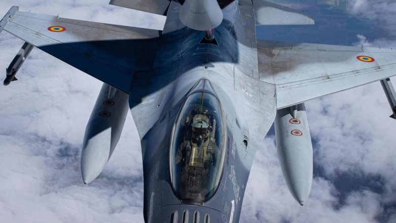 Pilotii romani de F-16 au exersat realimentarea avioanelor in aer, pe timp de zi si de noapte Imagine