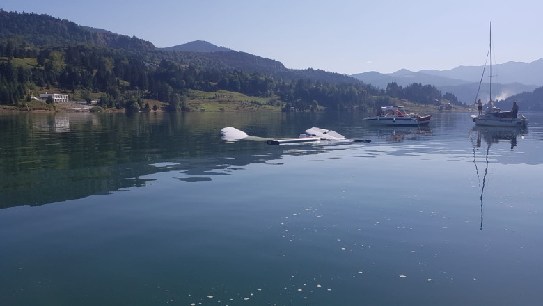 Pilotul avionului care s-a prabusit in lacul Colibita a murit. Salvatorii au incercat mai bine de 90 de minute sa il resusciteze Imagine