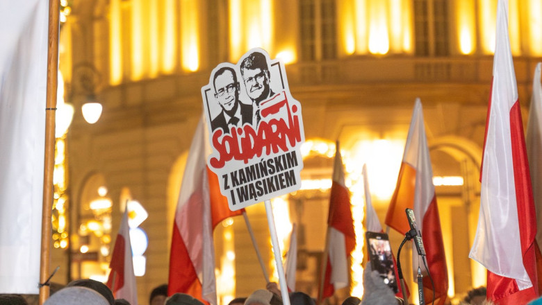 PiS organizeaza un protest dupa condamnarea la inchisoare a doi fosti ministri. Mii de oameni sunt adusi la Varsovia cu autocarele Imagine