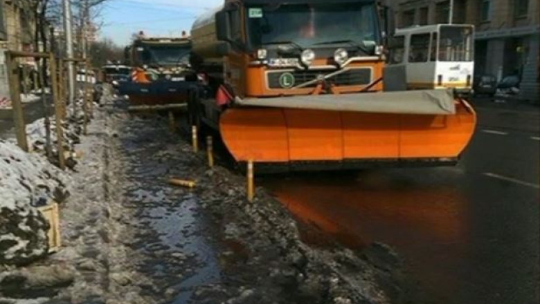 Pista de biciclete de pe Calea Buzesti, deszapezita cu totul. Reactia firmei de salubritate Imagine