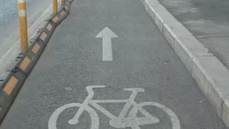 Pistele de biciclete din Bucuresti nu rezista mai mult de un sezon de pedalat Imagine