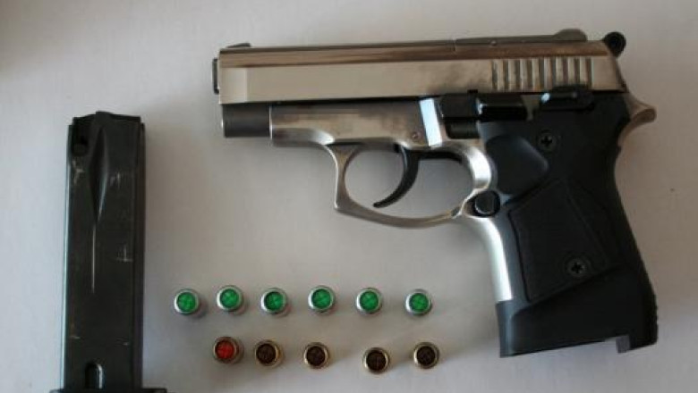 Pistol fara acte si camioane radiate din circulatie, descoperite in vama Bors Imagine