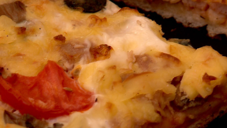 Pizza cu viermi la o patiserie. Cand a vazut inspectorii ANPC la usa, vanzatoarea a lesina Imagine