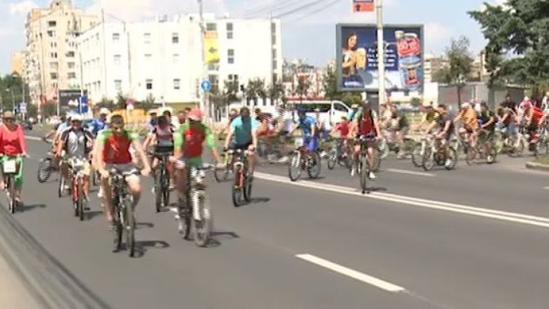 Placerea pentru pedalat a invins caldura Imagine