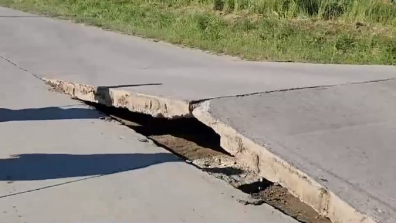 Placile de beton de pe un drum din Gorj s-au ridicat din cauza caldurii. O soferita a ajuns la spital dupa ce a vrut sa le ocoleasca Imagine